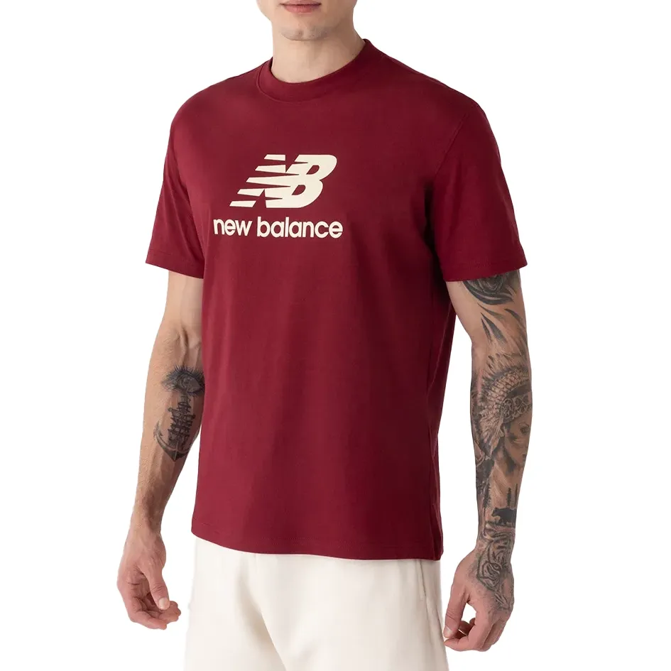 Vista lateral da camiseta masculina New Balance vinho com logo branco
